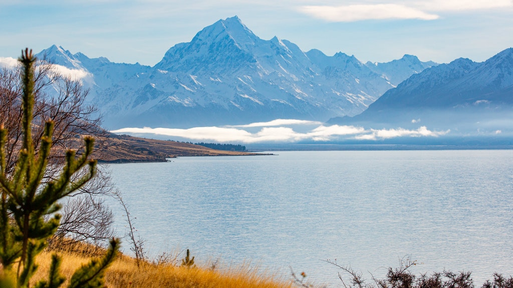 Mount Cook National Park showing a lake or waterhole, mountains and snow