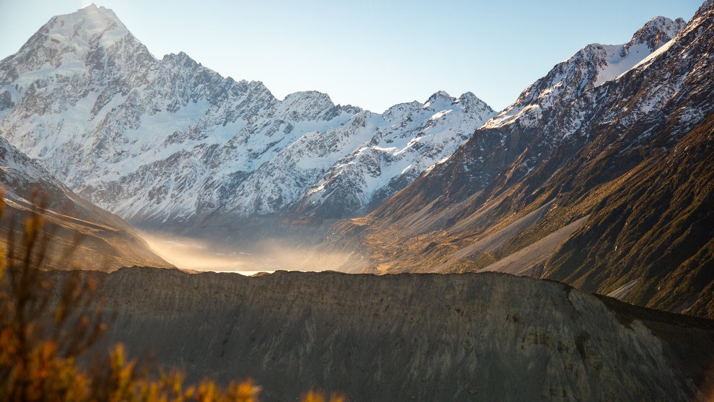 Mount Cook National Park showing snow, a sunset and mountains