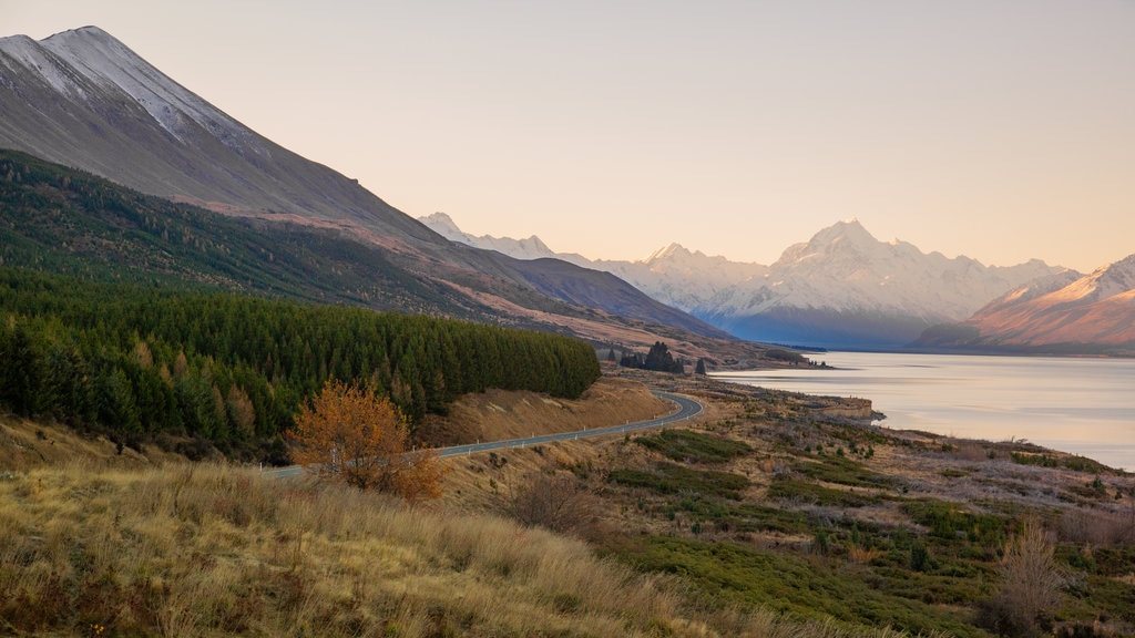 Mount Cook Nationaal Park inclusief bergen, vredige uitzichten en een meer of poel