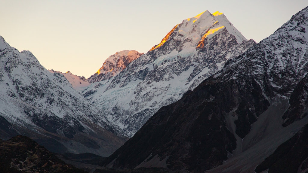 Mount Cook National Park which includes snow, mountains and a sunset