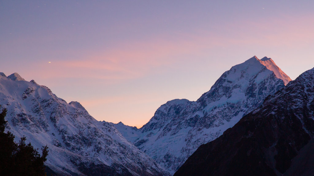 Mount Cook National Park which includes snow, a sunset and mountains