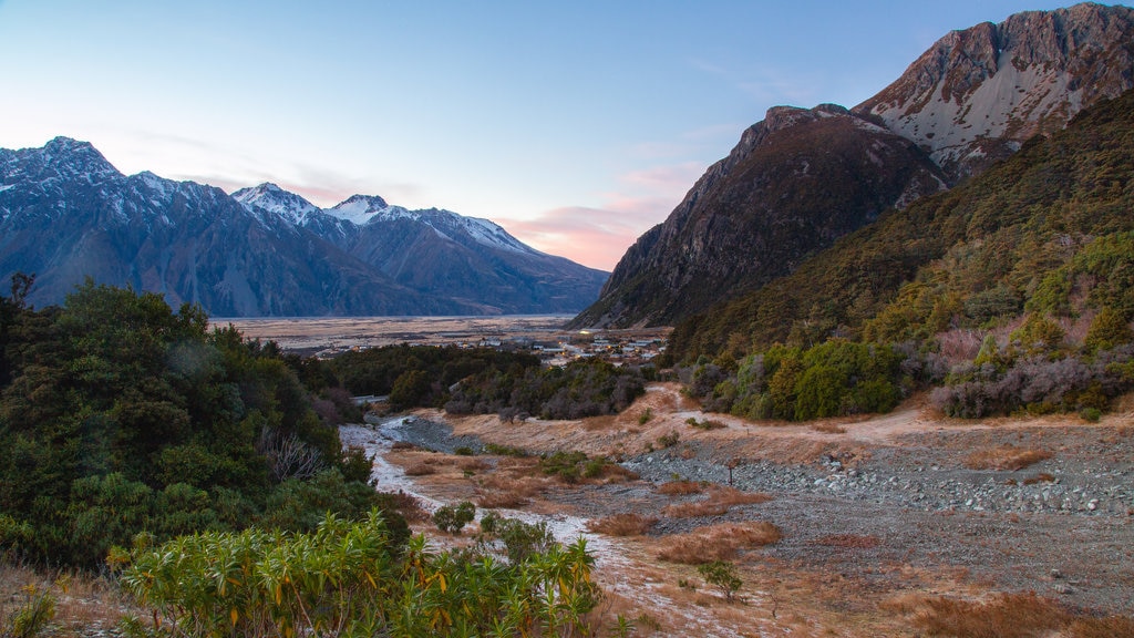 Parque Nacional Mount Cook ofreciendo montañas, una puesta de sol y escenas tranquilas