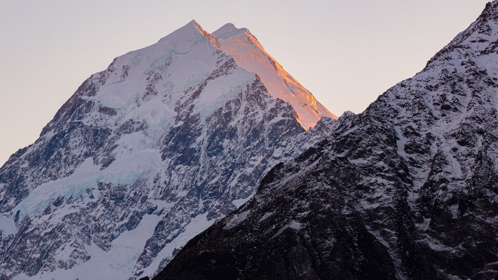 Parque Nacional Mount Cook que incluye nieve, montañas y una puesta de sol