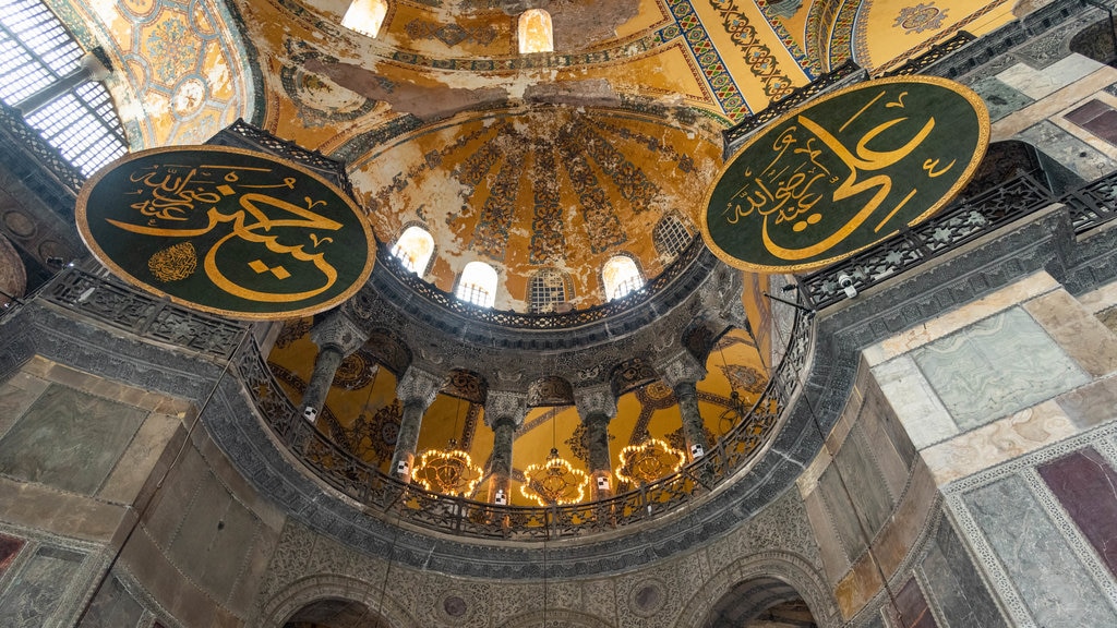 Hagia Sophia yang mencakup pemandangan interior dan objek warisan