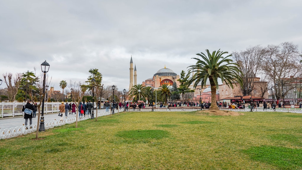 Hagia Sophia menunjukkan taman