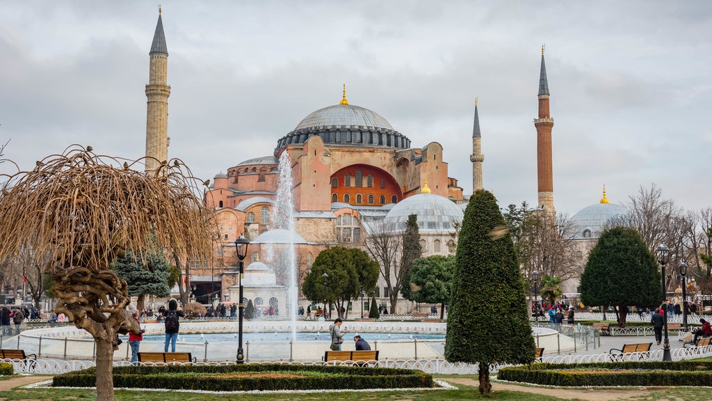 Hagia Sophia showing heritage elements and a fountain