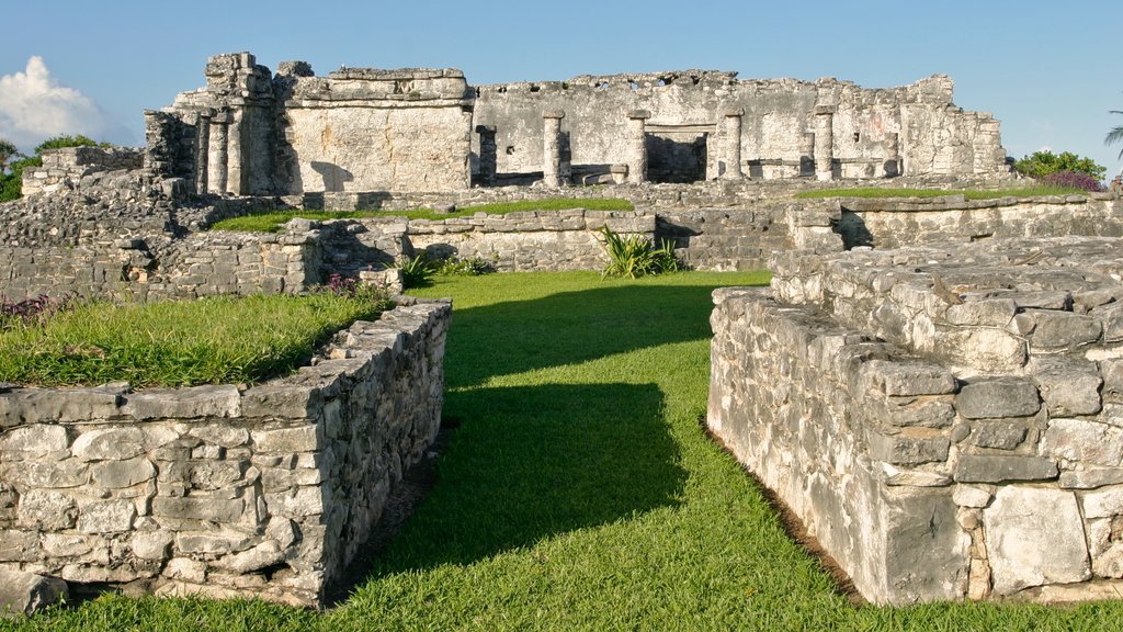 Tulum mostrando ruinas de edificios y elementos del patrimonio