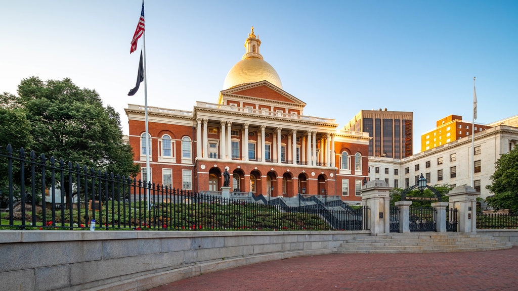 Massachusetts State House mostrando arquitectura patrimonial y un atardecer