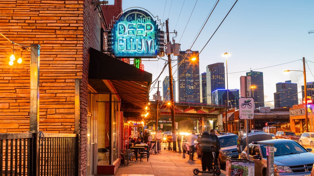 Deep Ellum mostrando un atardecer, una ciudad y señalización