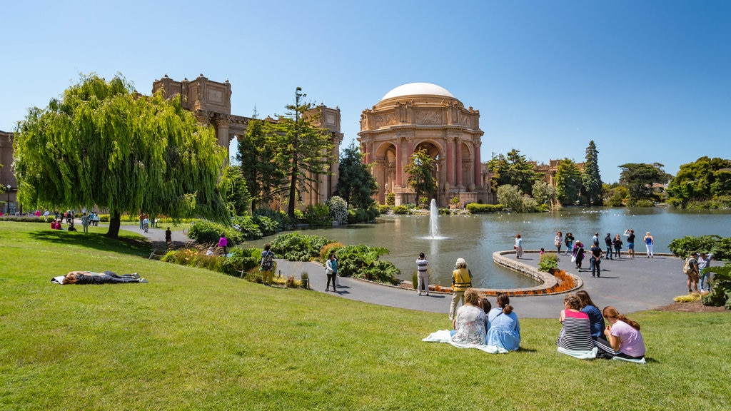 Palace of Fine Arts showing a pond, picnicking and a garden