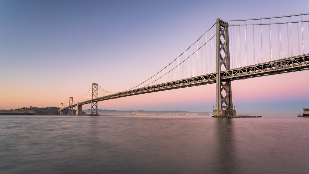 Treasure Island que inclui uma ponte, um pôr do sol e um rio ou córrego