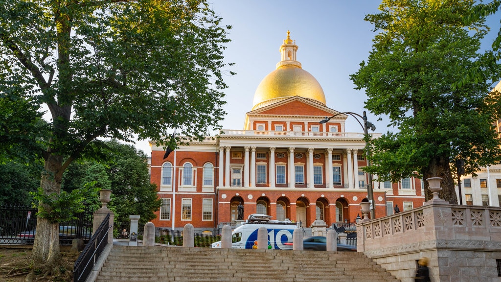 Massachusetts State House que incluye un edificio administrativo