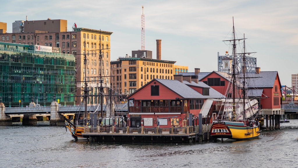 Boston Tea Party Ship joka esittää lahti tai satama