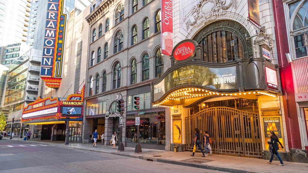 Boston Opera House que incluye señalización y escenas urbanas