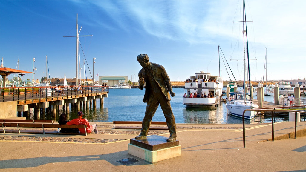 Jack London Square caracterizando uma estátua ou escultura e uma baía ou porto