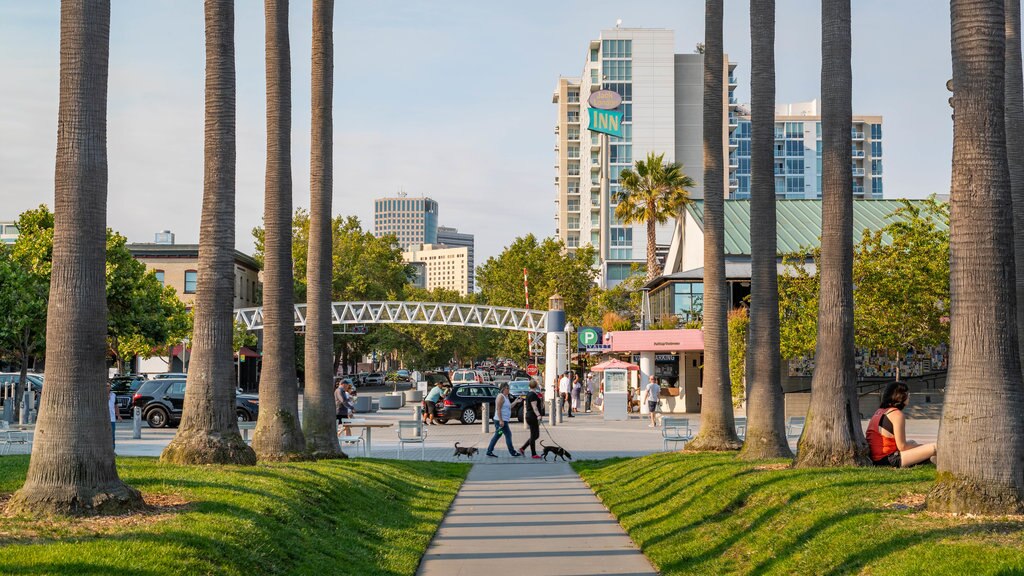 Jack London Square mostrando um parque