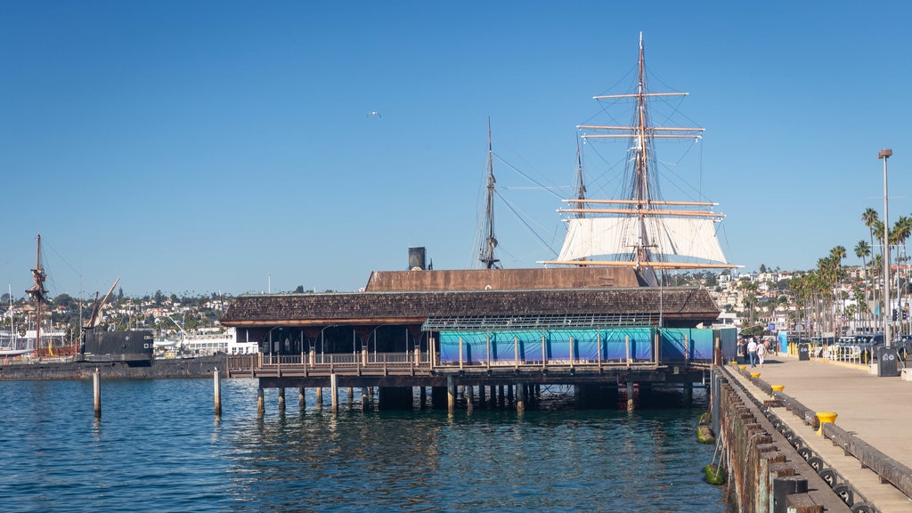 Museo Marítimo de San Diego que incluye una bahía o un puerto