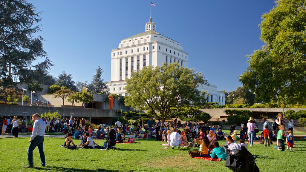 Oakland Museum of California showing a park as well as a large group of people