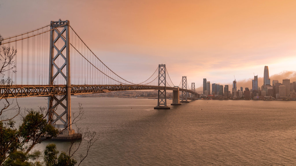 Puente de la Bahía ofreciendo un puente, una bahía o un puerto y un atardecer