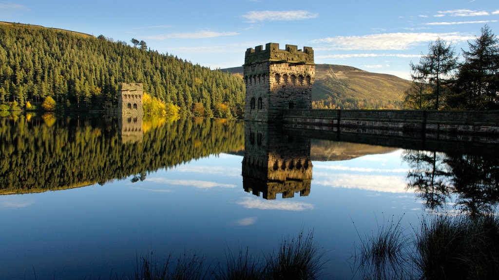 Peak District mostrando um pequeno castelo ou palácio, arquitetura de patrimônio e um rio ou córrego