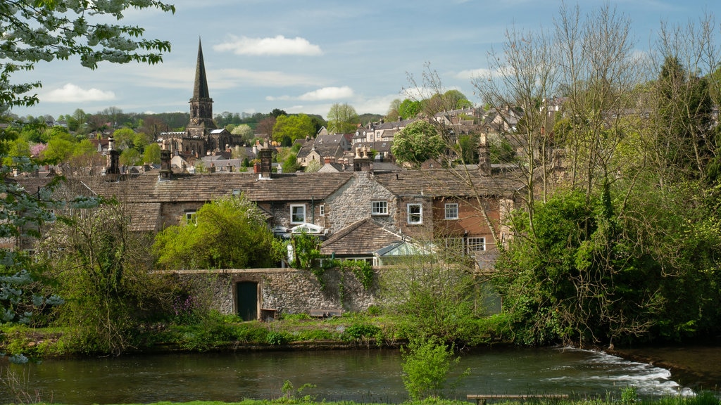 Peak District showing a small town or village