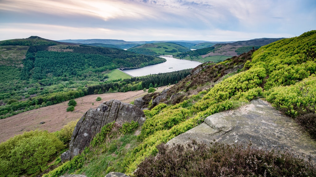 Peak District ofreciendo escenas tranquilas, un río o arroyo y una puesta de sol