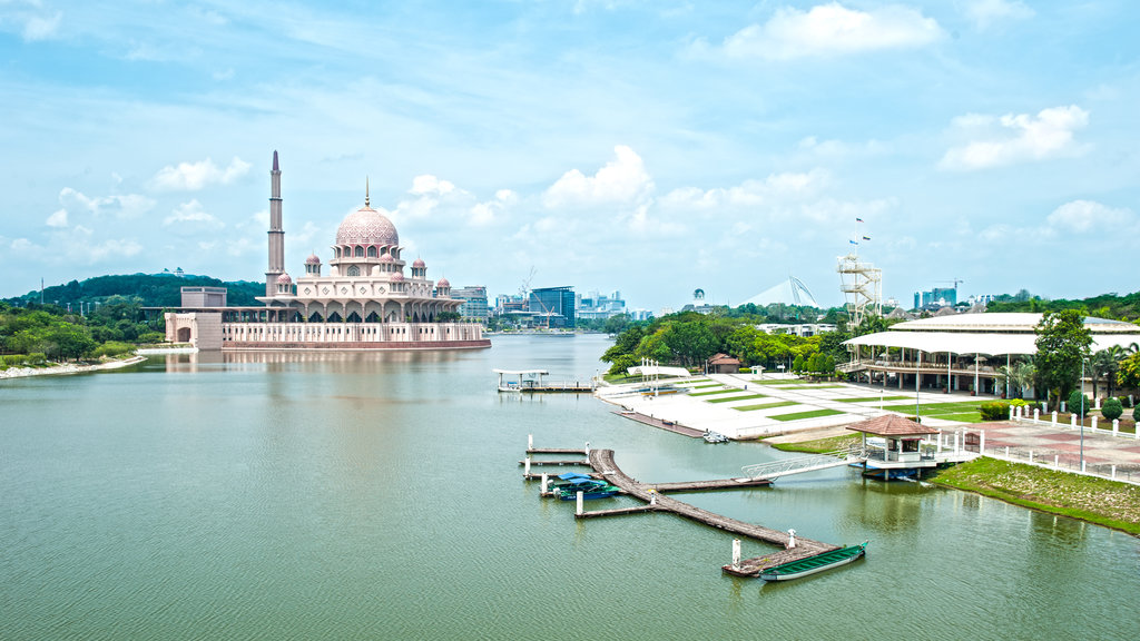 Putra Mosque showing heritage architecture, a bay or harbour and a mosque