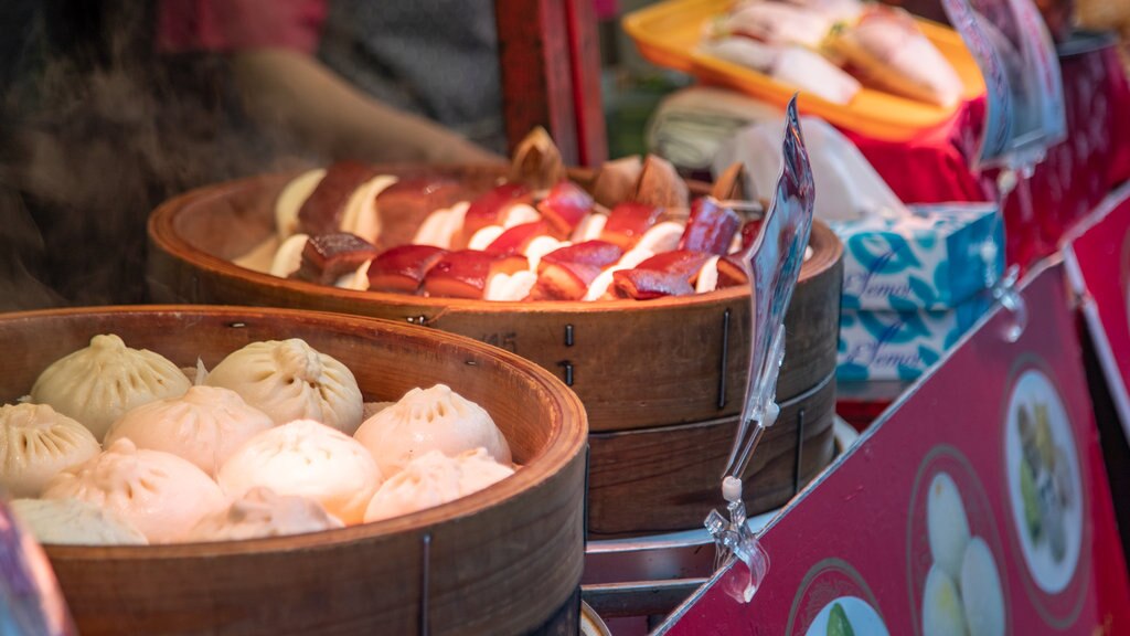 Nankin-machi showing food and markets