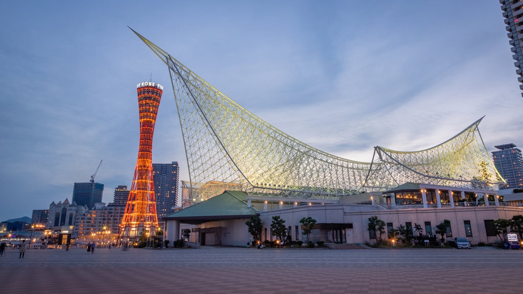 Torre de Kobe mostrando uma praça ou plaza, arquitetura moderna e um pôr do sol