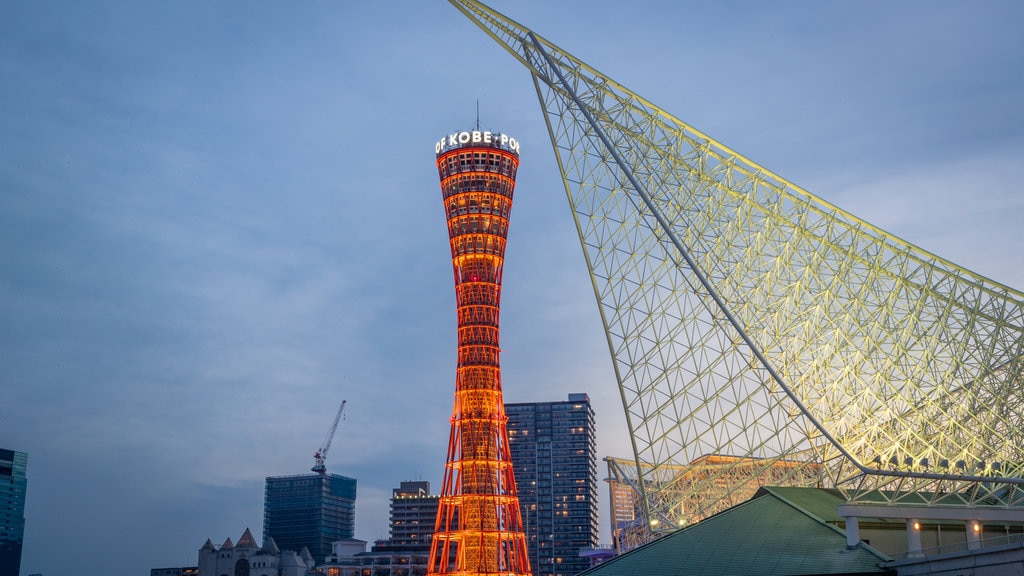 Torre de Kobe ofreciendo escenas de noche, arquitectura moderna y un monumento