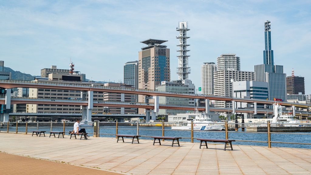 Meriken-parken presenterar en stad, ett torg och en hamn eller havsbukt