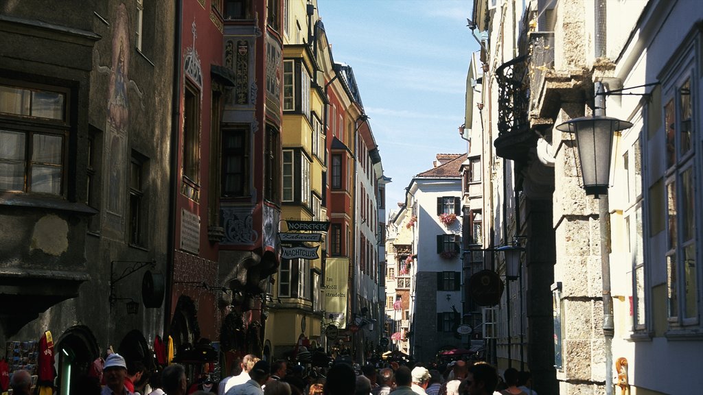 Golden Roof showing street scenes, heritage architecture and a city