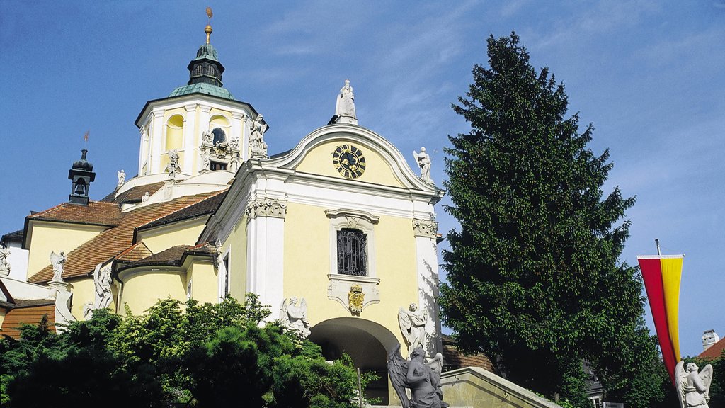 Eisenstadt som omfatter en kirke eller en katedral, religiøse elementer og historiske bygningsværker