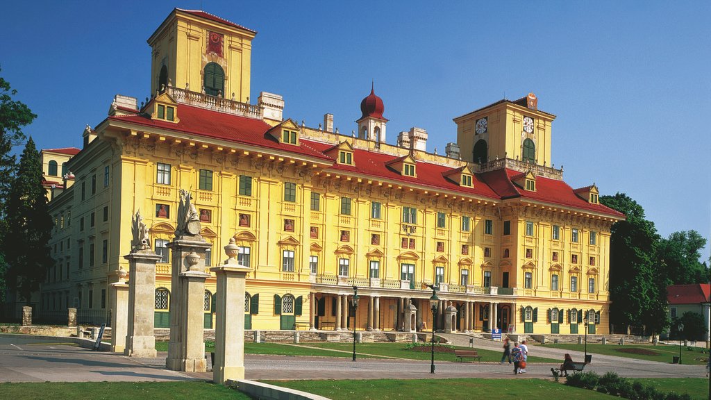 Eisenstadt showing heritage architecture, heritage elements and a castle