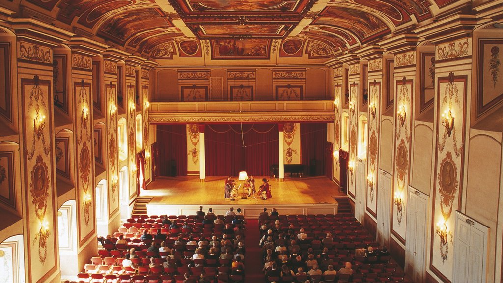 Eisenstadt mostrando arquitetura de patrimônio, vistas internas e cenas de teatro