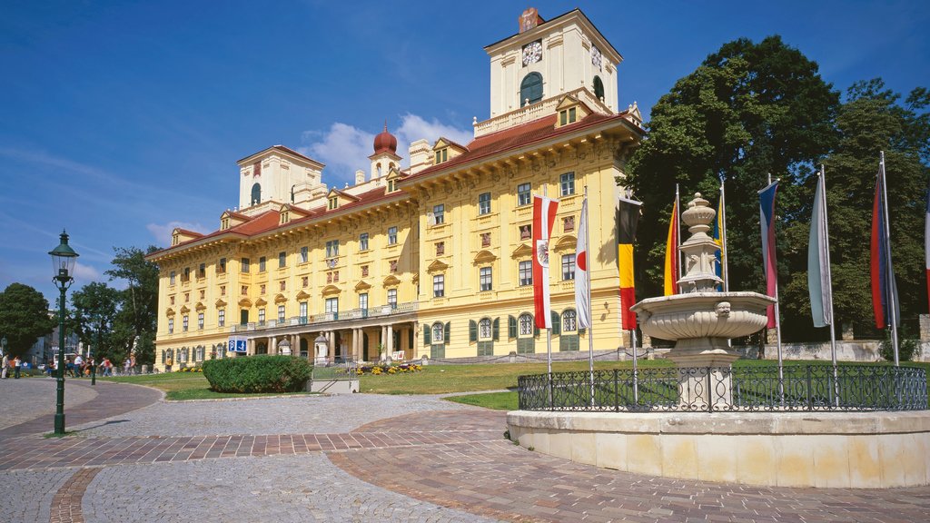 Eisenstadt ofreciendo un edificio administrativo, un castillo y imágenes de calles