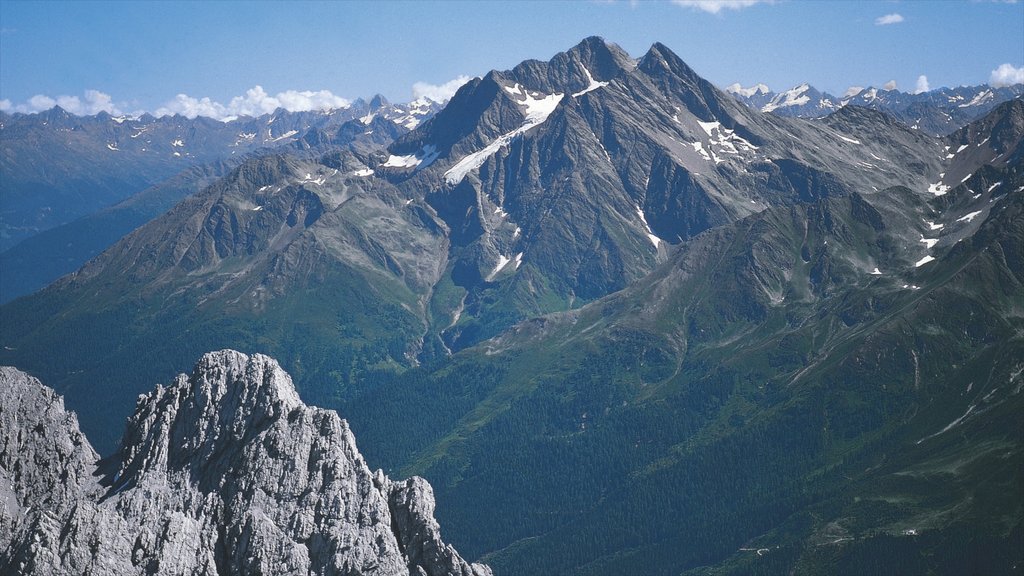 Lech am Arlberg og byder på udsigt over landskaber og bjerge