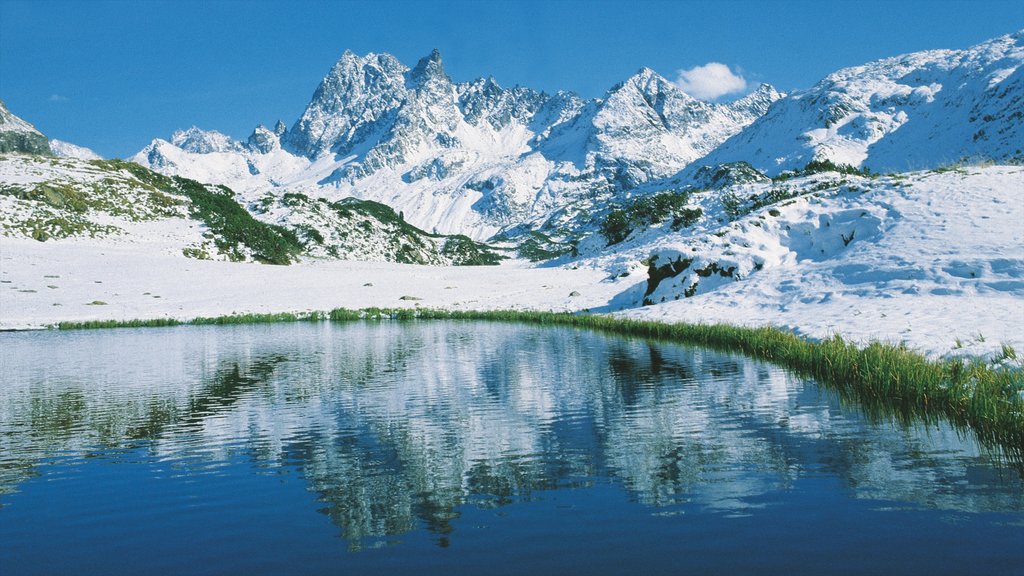 Lech am Arlberg joka esittää maisemat, lunta ja lampi