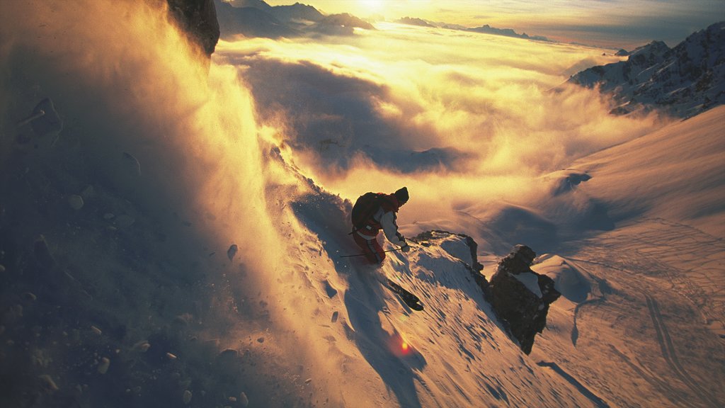 Lech am Arlberg som viser skiløb, bjerge og en solnedgang