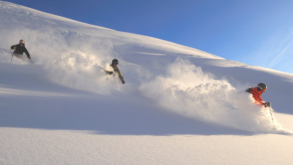 Lech am Arlberg caracterizando neve e esqui na neve assim como um pequeno grupo de pessoas