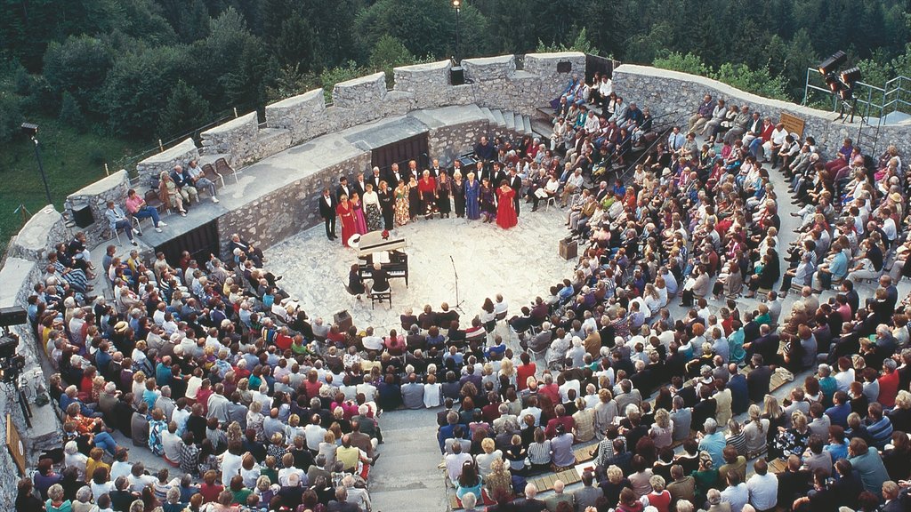 Villach showing theatre scenes, performance art and a castle