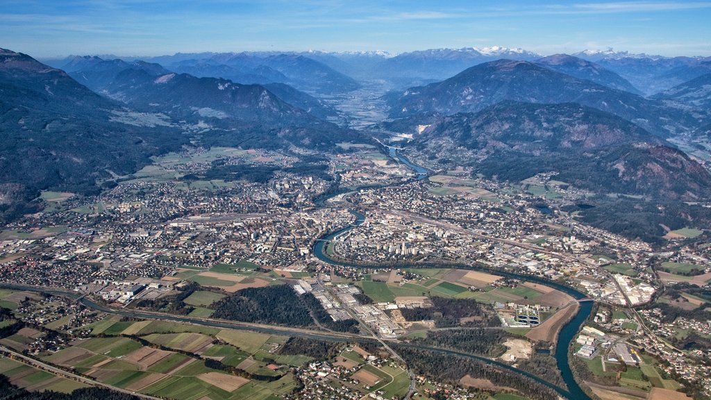 Villach caracterizando paisagem, montanhas e uma cidade