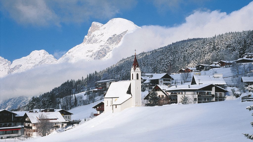 Seefeld in Tirol mostrando nieve, una iglesia o catedral y montañas