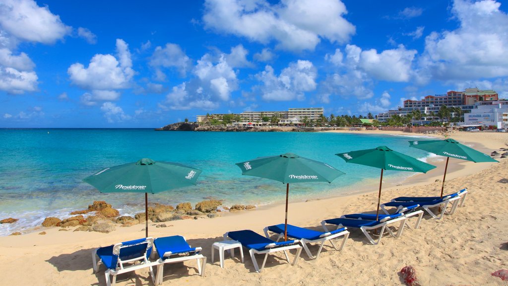 Maho Beach mostrando una ciudad costera, una playa de arena y un hotel de lujo o resort