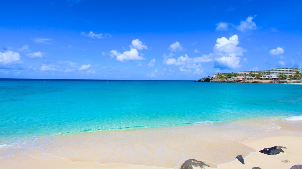 Maho Reef que inclui uma praia de areia, paisagem e uma cidade litorânea