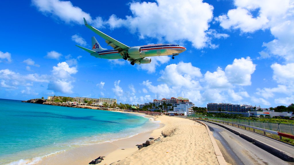 Plage de Maho qui includes ville côtière, avion et vues littorales