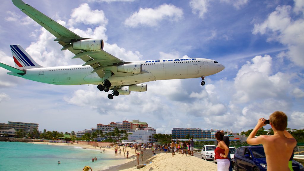 Maho Beach que incluye una aeronave, una playa y una ciudad costera