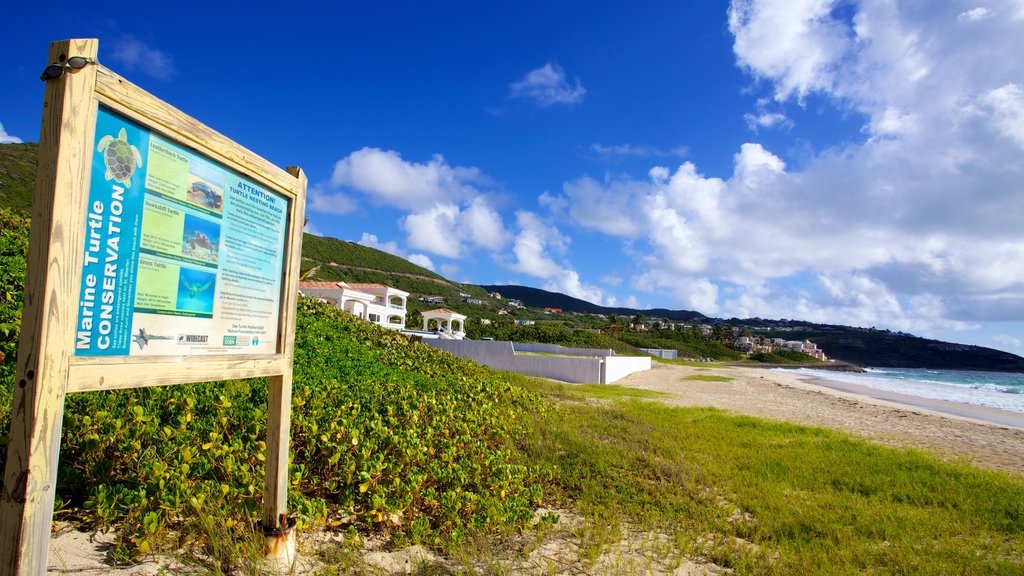 Guana Bay Beach som inkluderar en sandstrand, landskap och skyltar