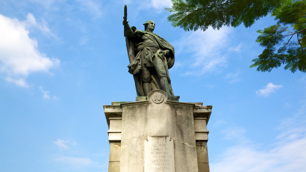 Catedral de Manila mostrando una estatua o escultura y un monumento