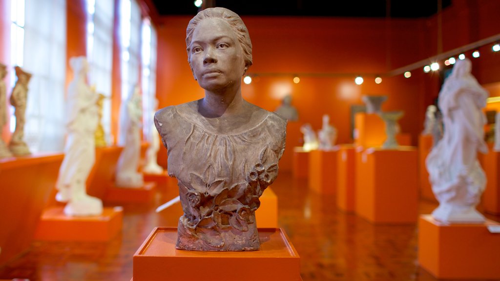 Museo nacional del pueblo filipino que incluye arte, una estatua o escultura y vistas de interior